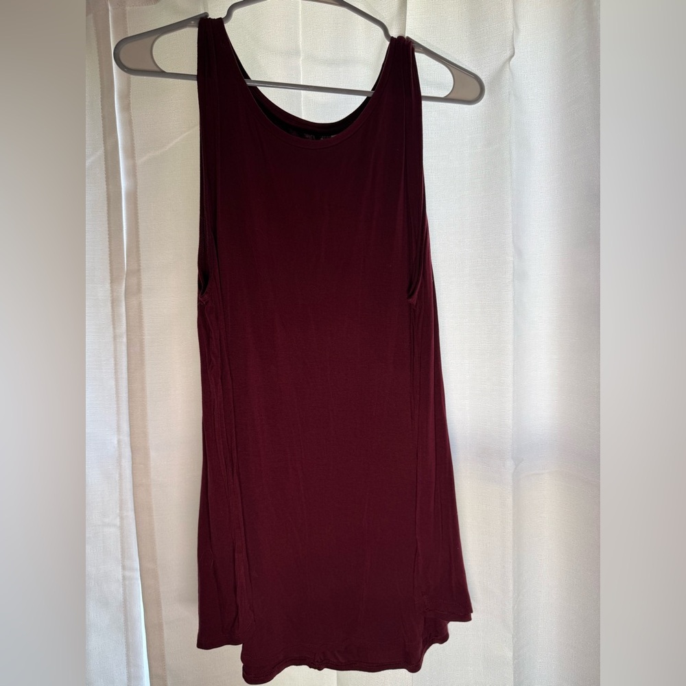 Old Navy Women's Sleeveless Tank Top in Burgundy